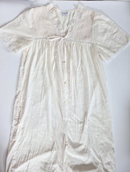 Vanity Fair Other - Vintage Vanity Fair pintuck lace pink champagne nightgown pockets button down S